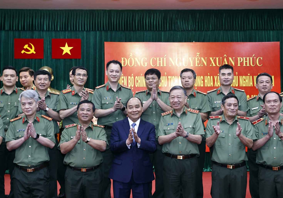 Chủ tịch nước Nguyễn Xuân Phúc chụp ảnh cùng các đại biểu dự buổi làm việc.
