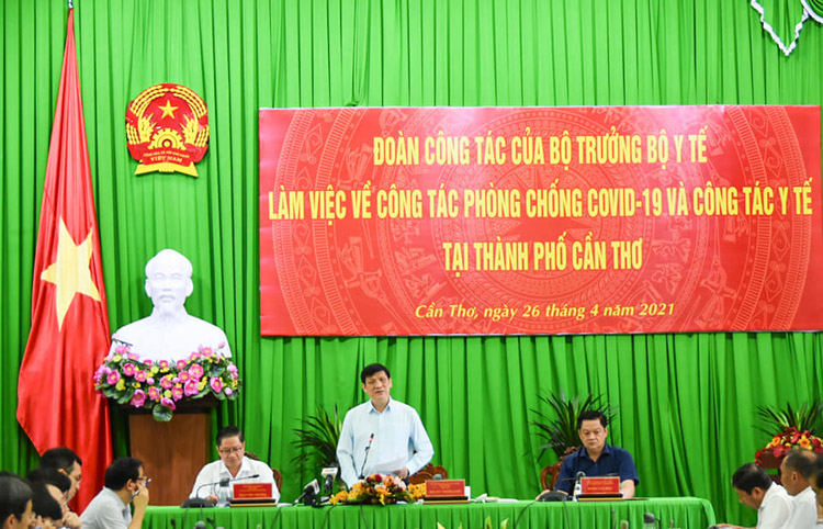 GS.TS Nguyễn Thanh Long, Phó trưởng Ban Thường trực Ban Chỉ đạo Quốc gia phòng chống dịch Covid-19, Bộ trưởng Bộ Y tế chỉ đạo chống dịch.