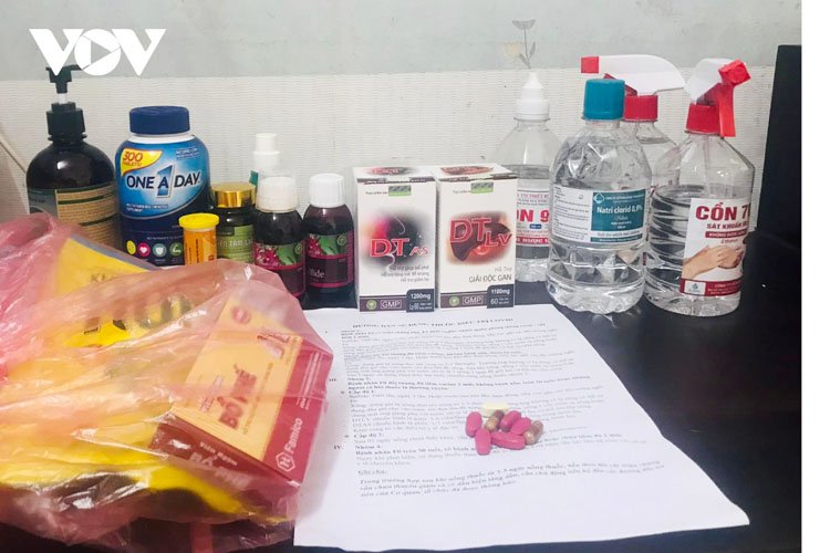 Một F0 tại Hà Nội tự xoay xở mua thuốc về điều trị tại nhà. 