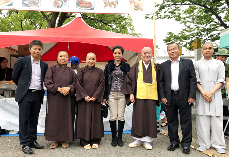Sư cô (thứ 3 từ trái sang) và Đại sứ Vũ Hồng Nam (thứ 2 từ phải sang) tại Lễ hội Việt Nam tại Nhật Bản.