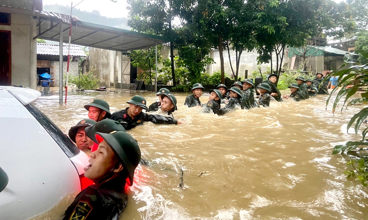 Cán bộ, chiến sỹ Bộ Chỉ huy Quân sự tỉnh Hà Giang giúp dân khắc phục hậu quả mưa lũ. (Ảnh: Báo Hà Giang)