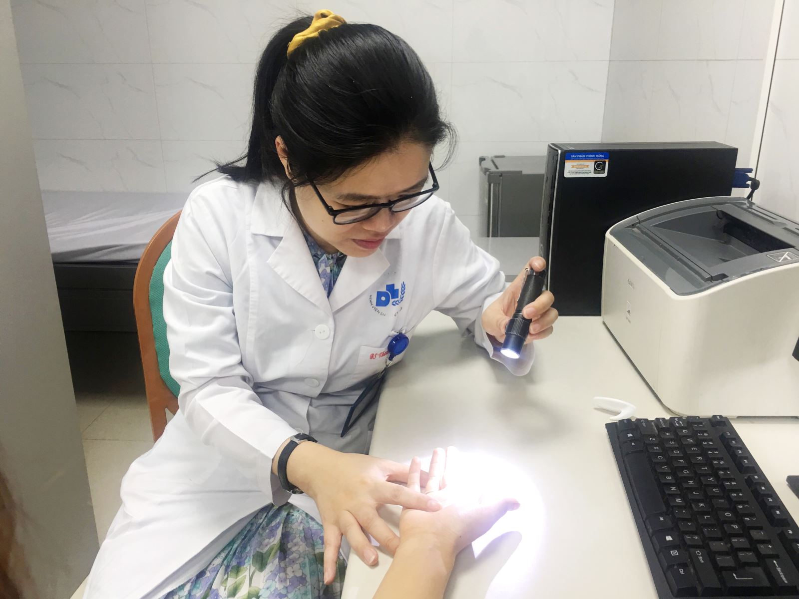BSCKII Nguyễn Thanh Thùy thăm khám cho người bệnh tại Bệnh viện Da liễu Trung ương