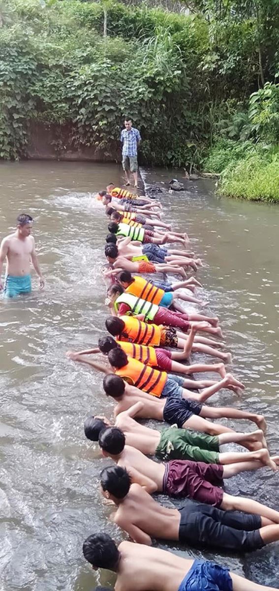 Trẻ em Lục Yên được dạy kỹ năng bơi ngay tại suối.