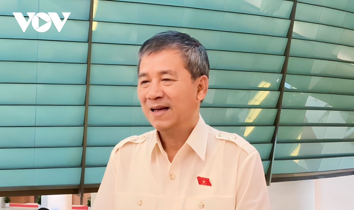 Đại biểu Nguyễn Anh Trí (Đoàn ĐBQH Hà Nội) trao đổi bên hành lang Quốc hội.