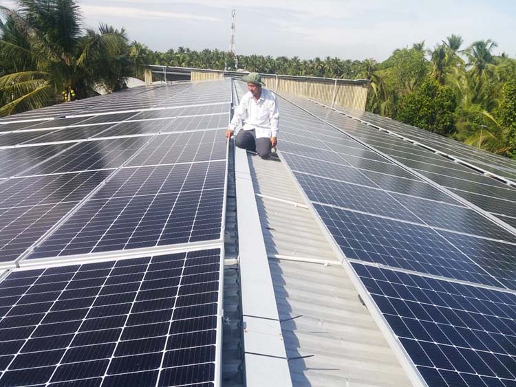 Mái nhà của ông Nguyễn Thanh Hùng tại huyện Chợ Gạo lắp đặt hệ thống điện mặt trời đã đem lại hiệu quả cao.