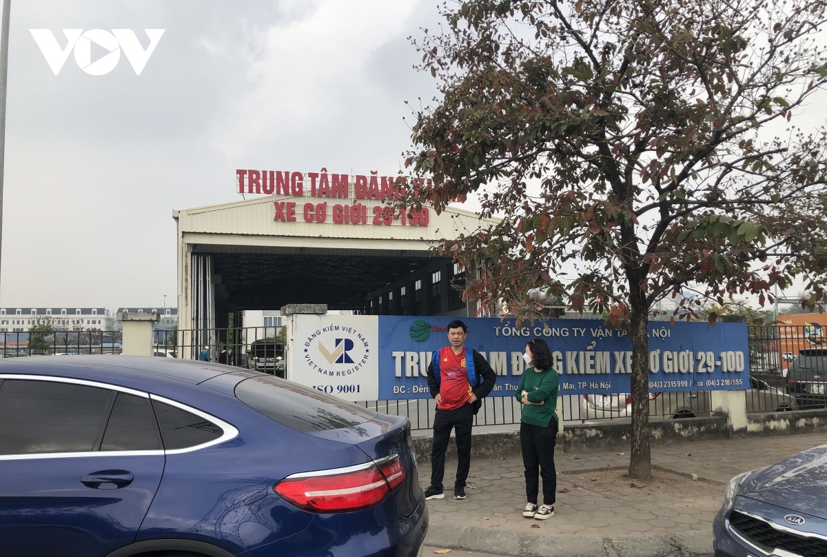 Lái xe xếp hàng dài và chờ đợi trước các Trung tâm đăng kiểm ở Hà Nội.