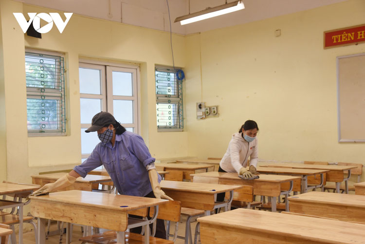 Trường THPT Phạm Hồng Thái tiến hành vệ sinh trường lớp chuẩn bị đón học sinh trở lại trường.