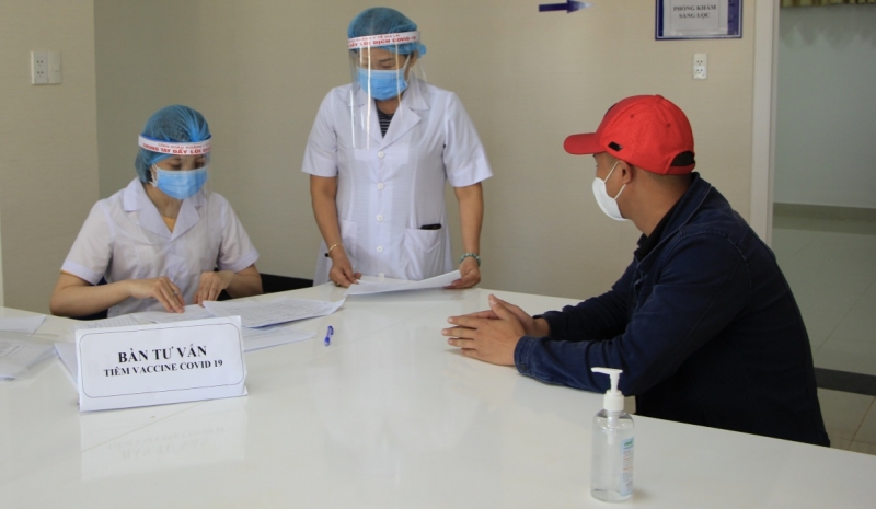 Cán bộ y tế Bệnh viện Đa khoa Gia Lai tổ chức tiêm vaccine COVID-19 cho người dân. (Ảnh: Nguyễn Thảo).