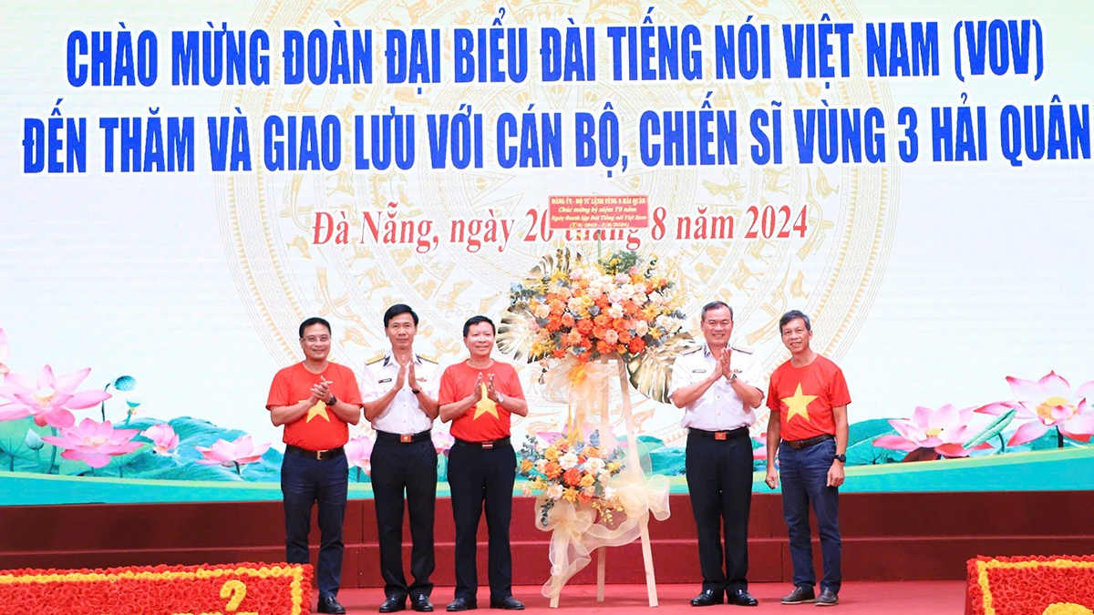 Thủ trưởng Bộ tư lệnh Vùng 3 Hải quân chúc mừng 79 năm thành lập Đài Tiếng nói Việt Nam.