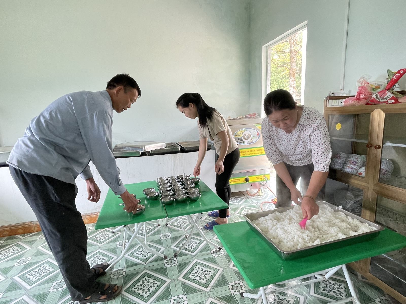 Ông Phùng Vàn Châu và các phụ huynh tự nấu bữa cơm trưa bán trú cho các học sinh mầm non tại một điểm trường thuộc trường mầm non Xuân Hoà, xã Tiên Nguyên – Huyện Quang Bình - Hà Giang.