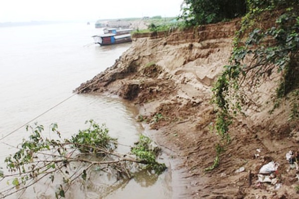 Hà Nội mới đây đã công bố tình trạng khẩn cấp sự cố sạt lở bờ sông Đà trên địa bàn xã Thái Hòa, huyện Ba Vì. (Ảnh: KT)