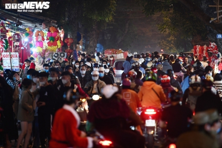 Phố Hàng Mã (phường Hàng Mã, Hoàn Kiếm, Hà Nội) đông kín người qua lại đêm Noel.