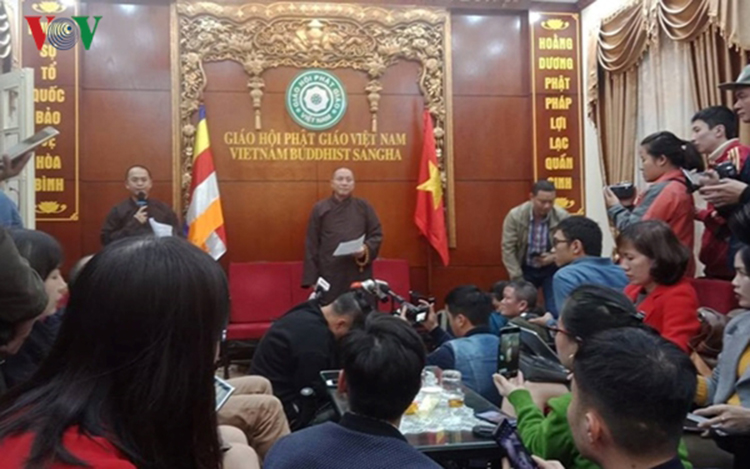 Đại diện Hội đồng trị sự Giáo hội Phật giáo Việt Nam đọc văn bản kết luận những vi phạm xảy ra tại chùa Ba Vàng.