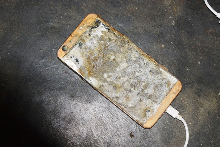 Chiếc điện thoại bị nổ khiển nạn nhân tử vong (ảnh: KT)
