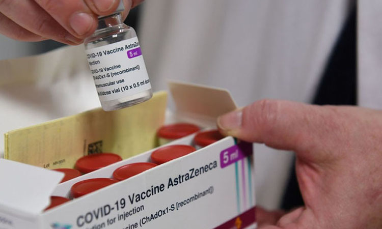 Nhân viên y tế mở hộp vaccine Astra Zeneca. (Ảnh: AFP)