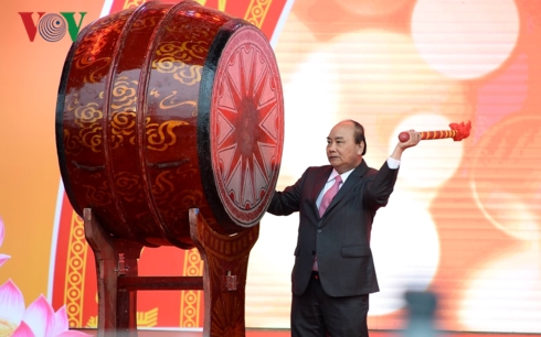 Thủ tướng Nguyễn Xuân Phúc đánh trống khai Hội Báo toàn quốc 2019.