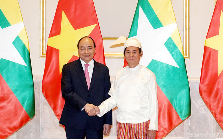 Thủ tướng Nguyễn Xuân Phúc và Tổng thống U Win Myint trước khi vào hội kiến.