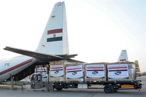 Binh sĩ chuyển hàng cứu trợ nhân đạo của chính phủ Ai Cập giúp người dân Libya lên máy bay ở Cairo. (Ảnh: AFP/TTXVN)