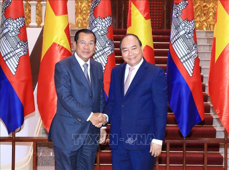 Thủ tướng Nguyễn Xuân Phúc tiếp Thủ tướng Vương quốc Campuchia Samdech Techo Hun Sen nhân dịp sang Việt Nam dự Hội nghị Diễn đàn Kinh tế Thế giới về ASEAN. (Ảnh: TTXVN)