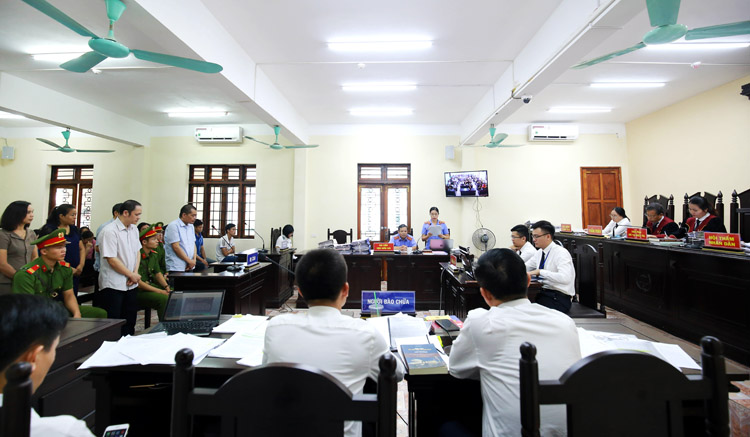 Ngày làm việc thứ 3 phiên sơ thẩm xét xử vụ gian lận thi cử tại Sơn La.