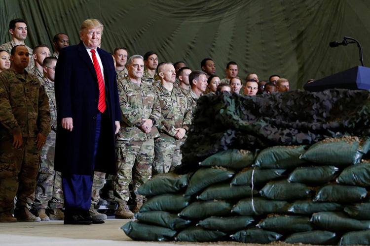Tổng thống Donald Trump bất ngờ đến căn cứ không quân Bagram ở Afghanistan để gặp gỡ các binh sĩ Mỹ. (Ảnh: Reuters)