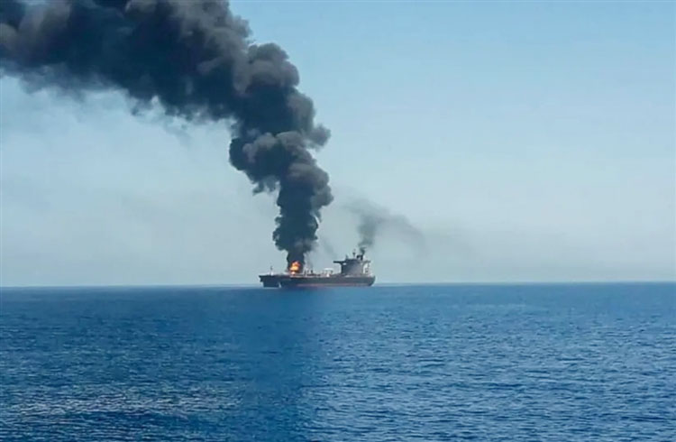 Một tàu chở dầu bị tấn công trên biển Ả-rập. (Ảnh: Jerusalem Post)