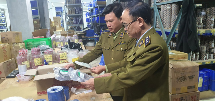 Lực lượng quản lý thị trường TP Hà Nội thực hiện nhiệm vụ tại một cơ sở tập kết hàng hóa. (Nguồn: Tổng cục QLTT).