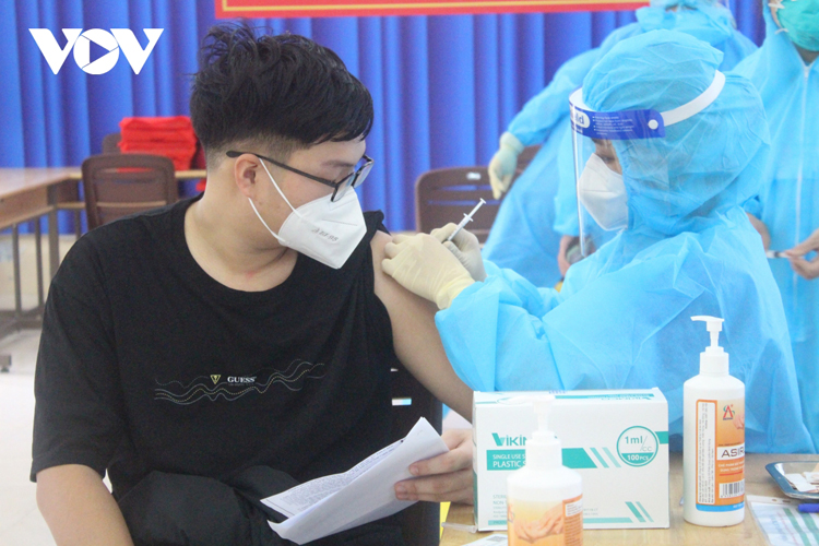 Học sinh lớp 12 tiêm vaccine để chuẩn bị quay trở lại trường.