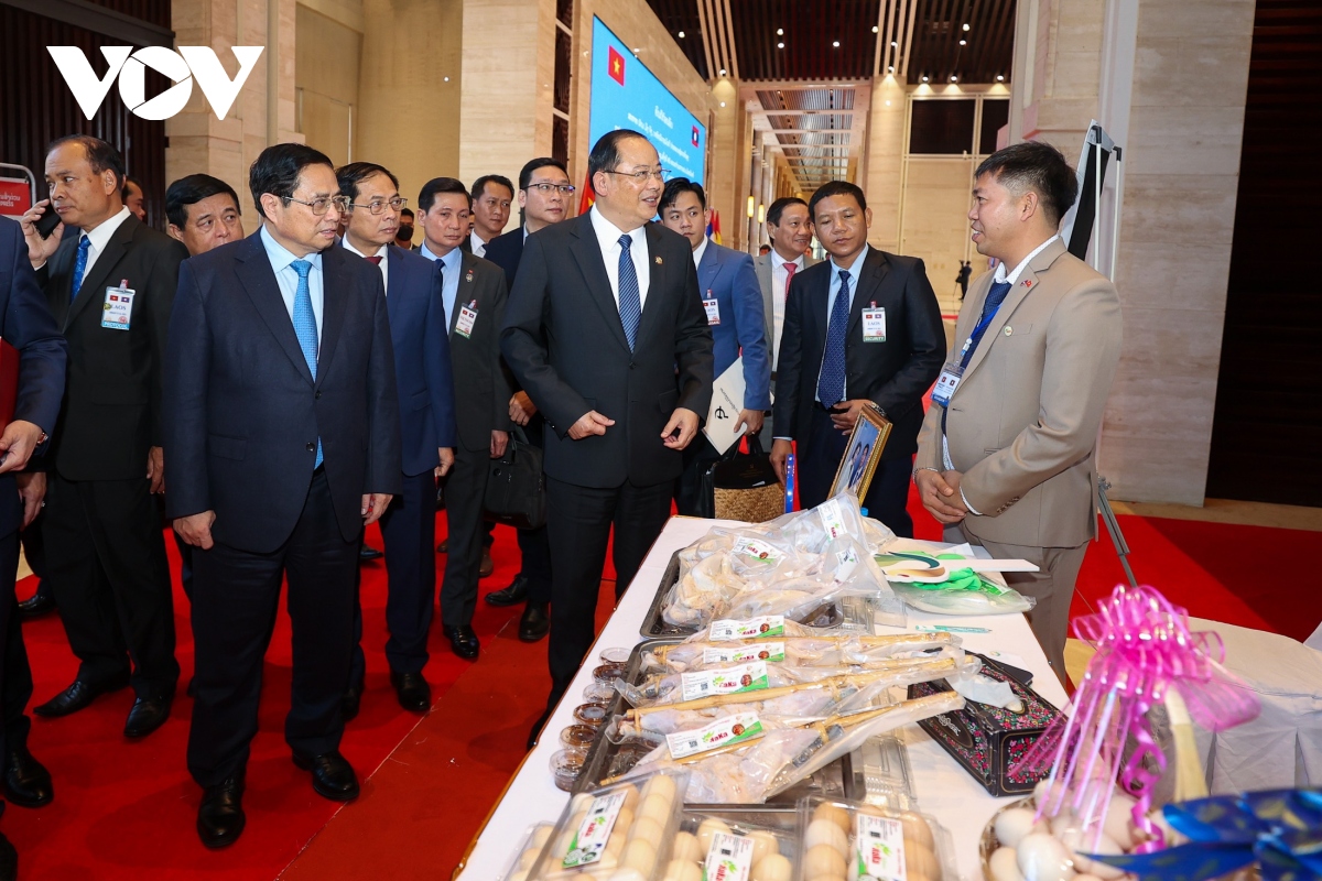 Thủ tướng Phạm Minh Chính và Thủ tướng Lào Sonexay Siphandone tham quan các gian hàng tại Hội nghị.