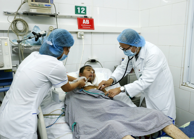 Ca bệnh 22 tuổi đang được điều trị tích cực tại Trung tâm Bệnh nhiệt đới, BV Bạch Mai. (Ảnh: Thành Dương)