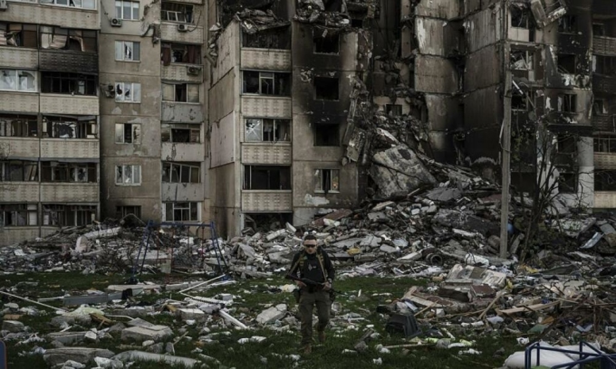 Một tòa nhà bị phá hủy vì pháo kích ở Kharkov, Ukraine hôm 25/4. (Ảnh: AP)