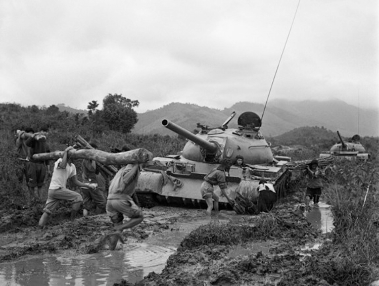 Bộ đội phối hợp với dân quân chống lầy cho xe tăng trên đường chiến dịch Đường 9 - Khe Sanh, cuối năm 1971. (Ảnh: TTXVN)