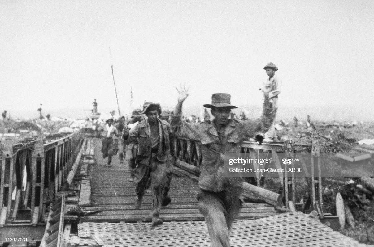 Tù binh Pháp được lực lượng Việt Minh áp giải qua cầu Mường Thanh sau thất bại ở Điện Biên Phủ ngày 7/5/1954. (Ảnh: Getty Images)