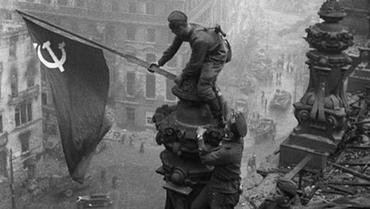 Hồng quân Liên Xô cắm cờ chiến thắng ở thủ đô Berlin của Đức. (Ảnh: tư liệu)