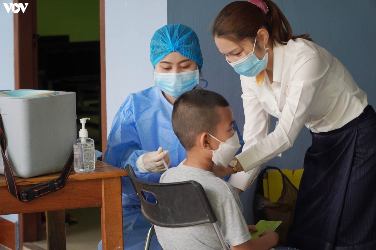 Một điểm tiêm vaccine ngừa Covid-19 cho trẻ tại Thủ đô Vientiane.