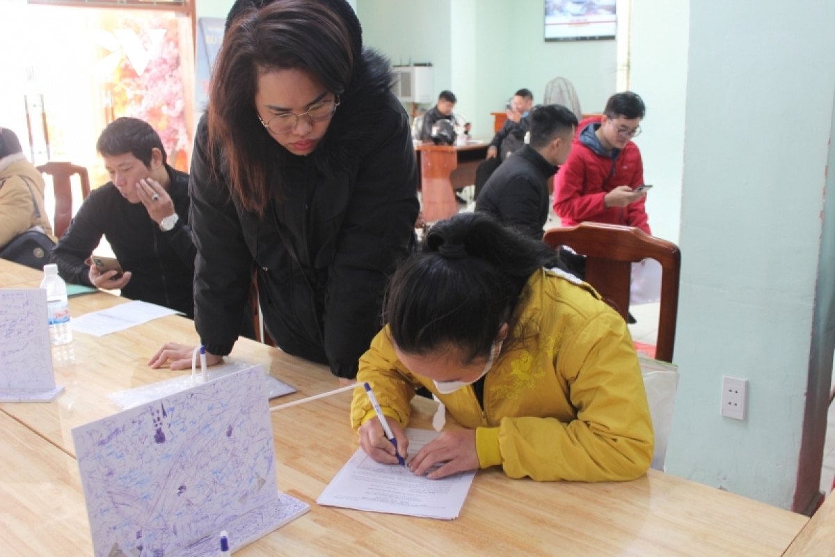 Người lao động tại Quảng Bình đăng ký tham gia phiên giao dịch việc làm đầu xuân.