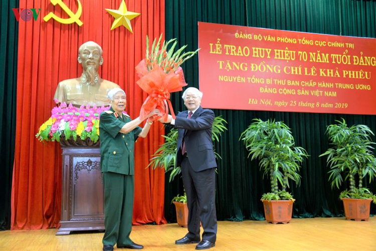 Tổng Bí thư, Chủ tịch nước Nguyễn Phú Trọng  tặng hoa chúc mừng nguyên Tổng Bí thư Lê Khả Phiêu.