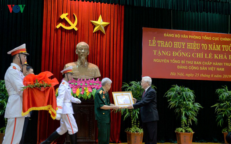 Tổng Bí thư, Chủ tịch nước Nguyễn Phú Trọng trao Huy hiệu 70 năm tuổi Đảng cho nguyên Tổng Bí thư Lê Khả Phiêu.