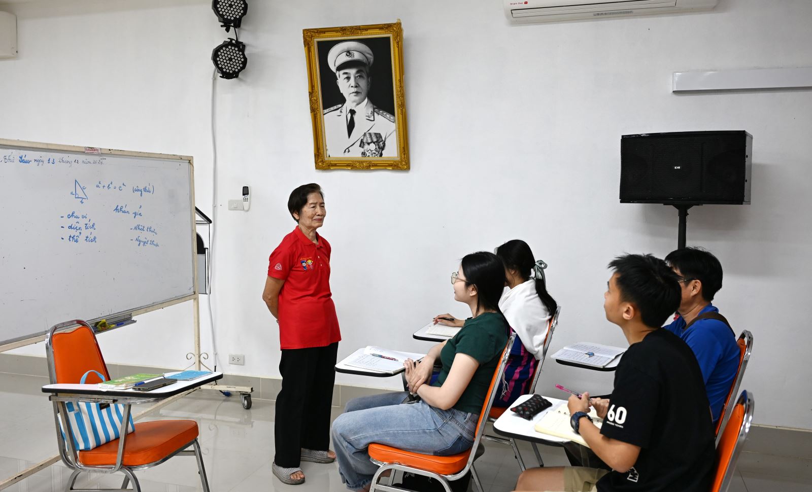 Cô giáo Oanh: “Các cháu cũng thấy tự hào khi đến trường Thái khi bạn chỉ biết tiếng Anh, tiếng Thái còn mình lại biết thêm cả tiếng Việt, và các cháu cũng tự hào là người Việt”.