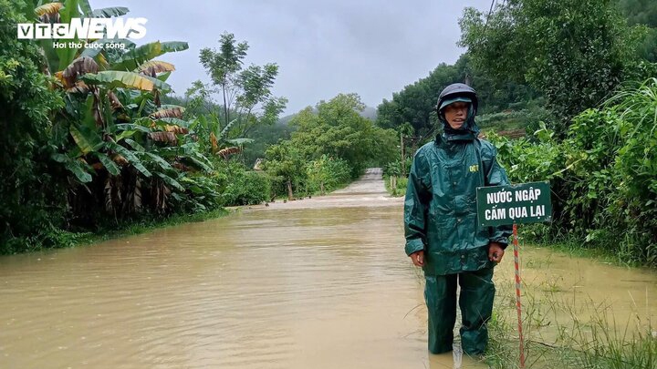 Nước dâng khiến nhiều cầu tràn ở xã Kim Hoa bị ngập. (Ảnh: T.A)