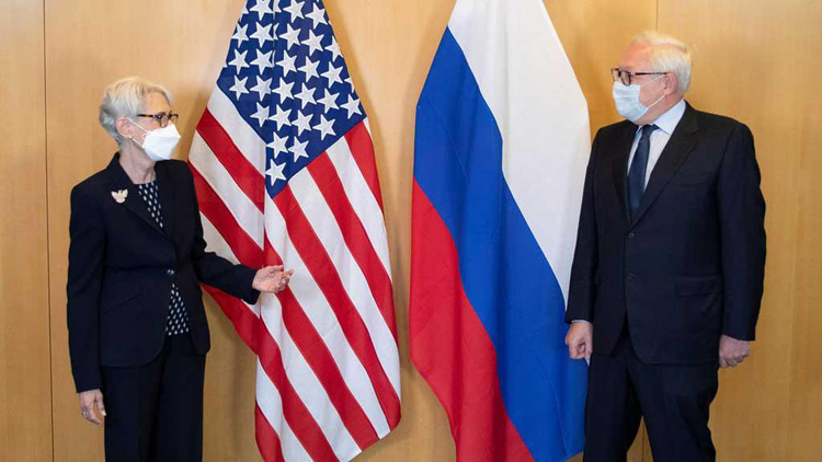 Thứ trưởng Ngoại giao Mỹ Wendy Sherman và người đồng cấp Nga Sergei Rybakov. (Ảnh: REUTERS)