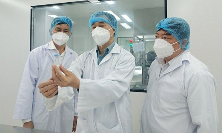 Thứ trưởng Trần Văn Thuấn (đứng giữa) tại Công ty Nanogen. (Ảnh: Văn Anh)