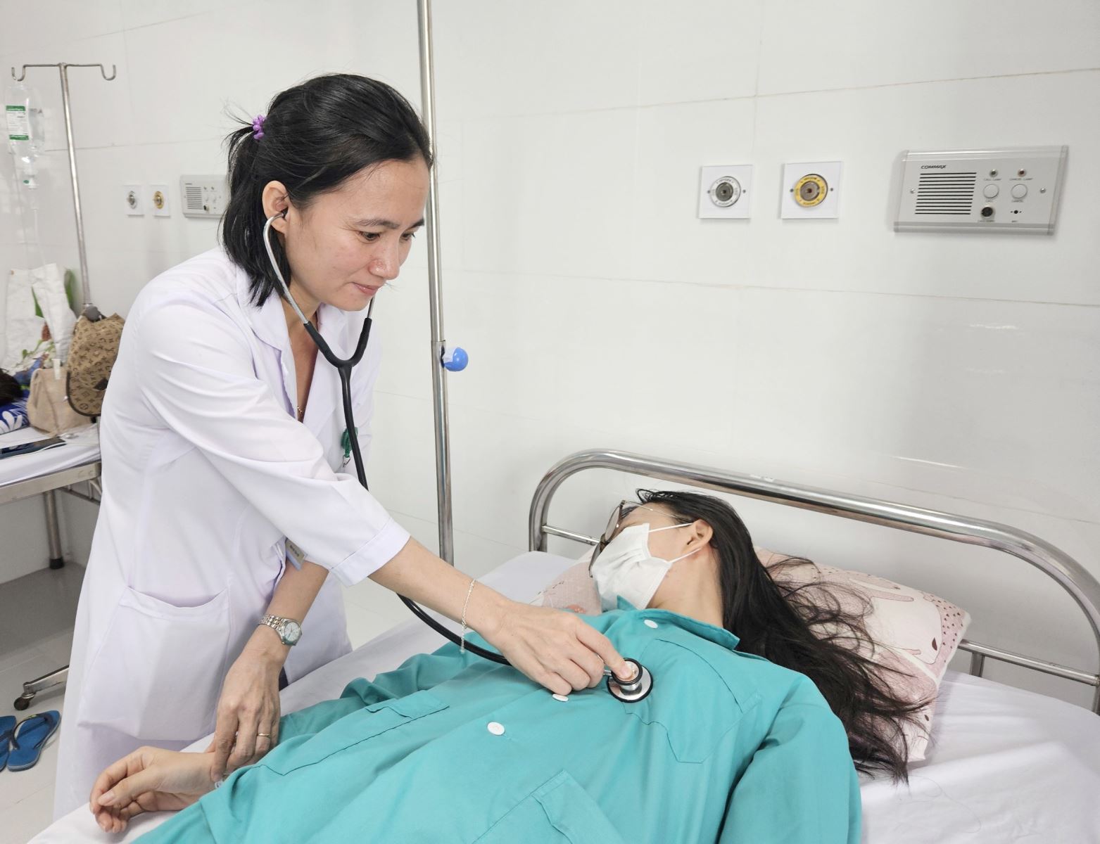 Học sinh đang được điều trị ngộ độc tại bệnh viện ở thành phố Nha Trang.