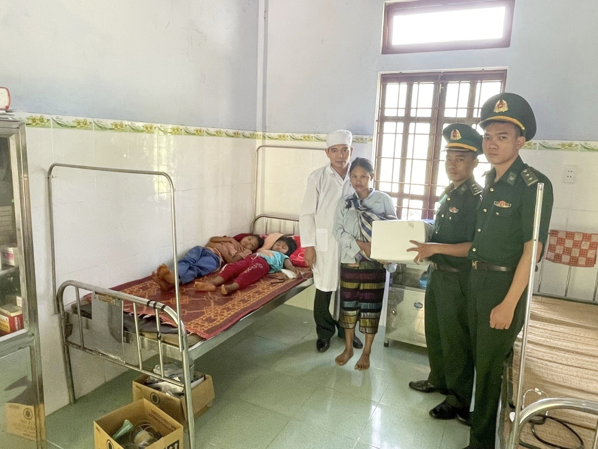 Cán bộ, chiến sĩ Đồn Biên phòng A Vao Bộ đội Biên phòng tỉnh Quảng Trị thăm, động viên gia đình nạn nhân.