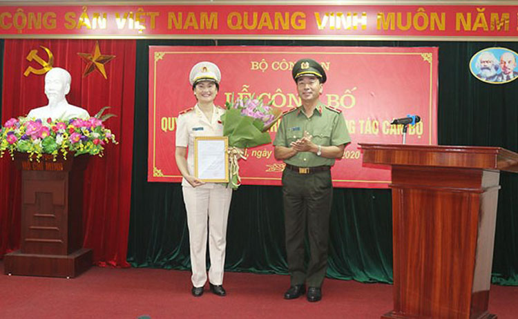 Thiếu tướng Ngô Thị Hoàng Yến, Phó Cục trưởng Cục Công tác Đảng và Công tác chính trị nhận công tác và giữ chức vụ Cục trưởng Cục Hồ sơ nghiệp vụ, Bộ Công an.
