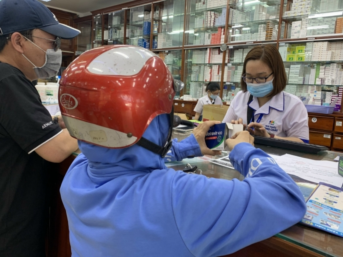 Người dân mua Molnunpiaravir tại nhà thuốc FPT Long Châu - đơn vị được Bộ Y tế cấp phép bán thuốc này. (Ảnh minh họa)