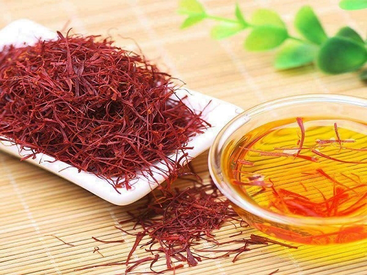 Pha vài sợi saffron trong nước ấm và uống hàng ngày có lợi cho sức khỏe.