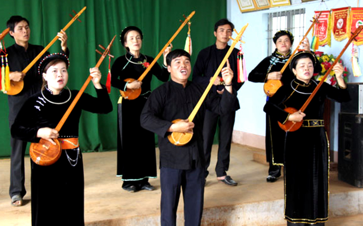 Tiếng đàn tính, điệu hát then trở thành món ăn tinh thần không thể thiếu của những người Tày Nùng xa quê.