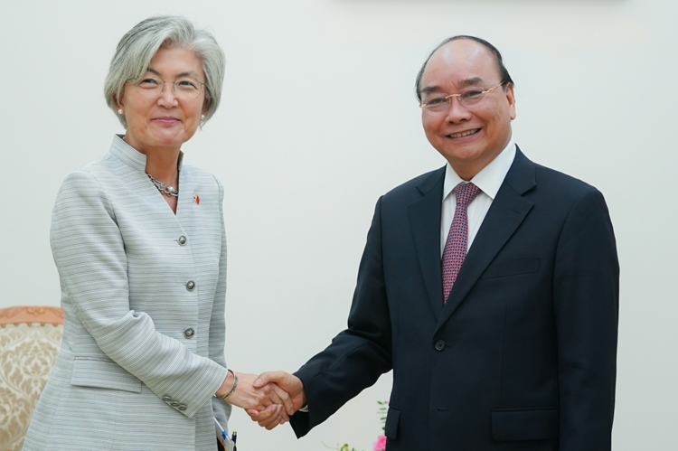 Thủ tướng Nguyễn Xuân Phúc tiếp Bộ trưởng Ngoại giao Hàn Quốc Kang Kyung Wha. (Ảnh: VGP/Quang Hiếu)