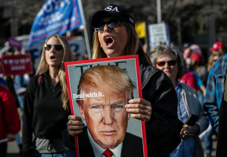 Những người ủng hộ Tổng thống Donald Trump biểu tình bên ngoài Trung tâm TCF ở Detroit, Michigan, Hoa Kỳ vào ngày 6/11/2020. (Ảnh: John Moore/Getty Images)